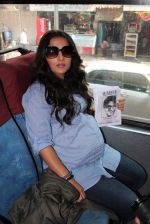 Vidya Balan takes bus ride to promote Kahani in Parel, Mumbai on 27th Feb 2012 (24).JPG